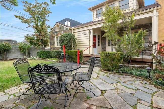 Building Photo - 2035 Manchester St NE