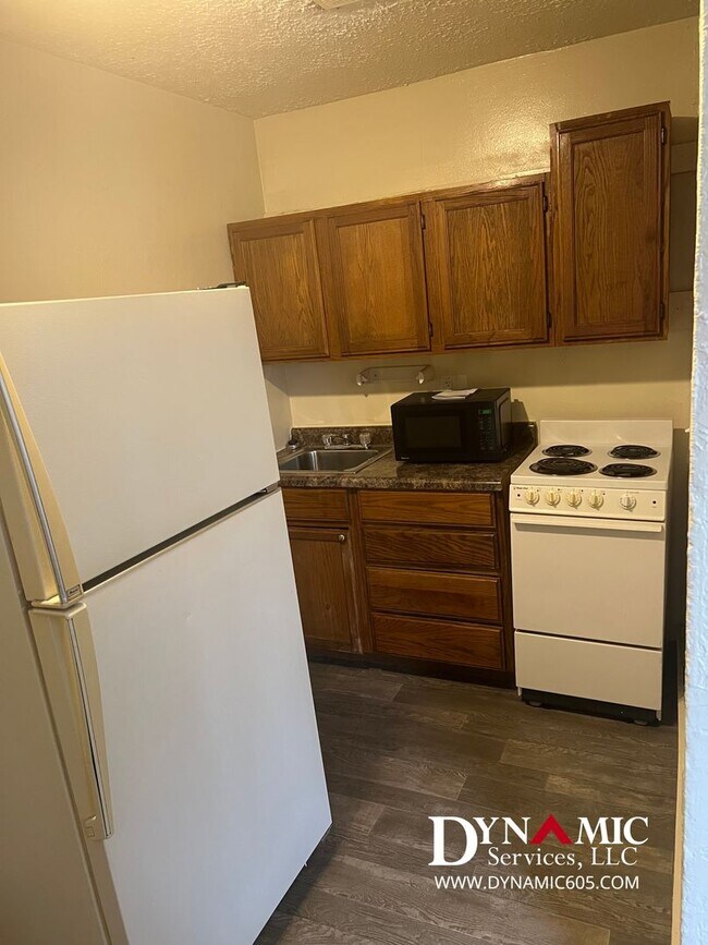 Building Photo - Upper Level 1BD/1BA Apartment - Tenant Pay...