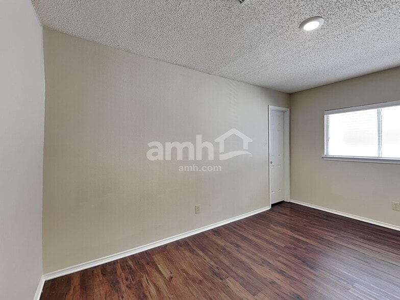 Building Photo - 438 Terra Cotta