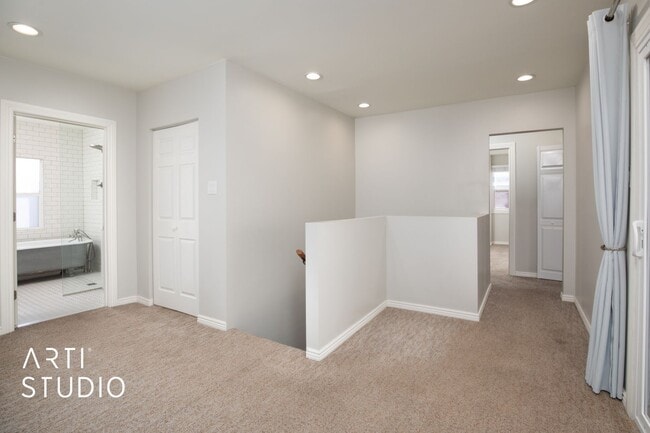 Building Photo - 4 Bed 2 Bath Salt Lake Home For Rent!
