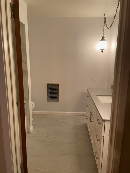 Main Bathroom - 6147 Seminary Ave