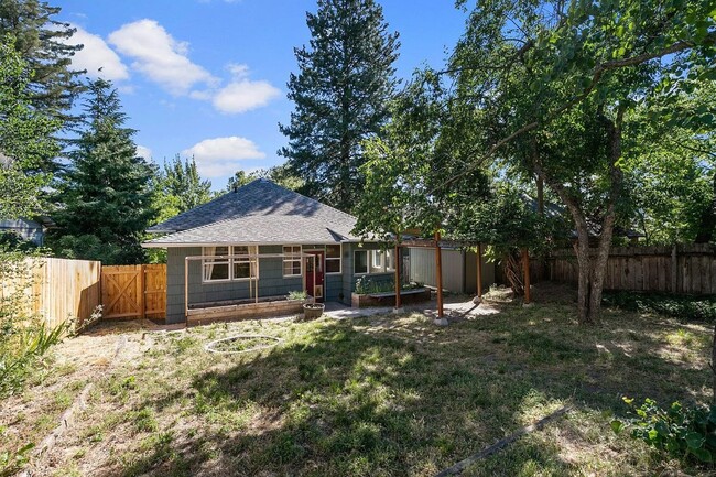 Building Photo - 3 Bedroom Craftsman style home in prime As...