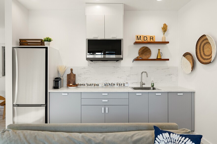 Building Photo - 831 Dickson St