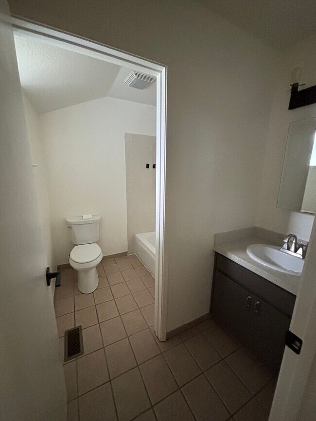 Building Photo - Beautiful 3 Bedroom, 1.5 Bath Townhome Available now!