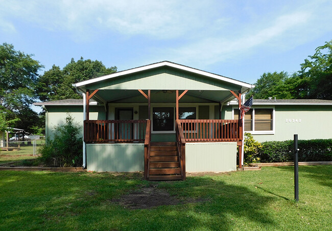 Building Photo - 20742 Meadowbrook Dr