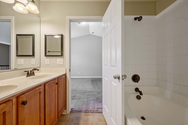 Building Photo - End Unit Townhome in Great Location!