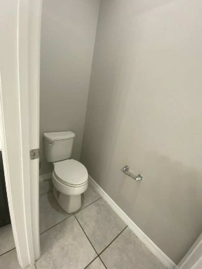 Building Photo - 3 Bedroom 2 Bath Villa in Oak Tree Pointe for RENT!