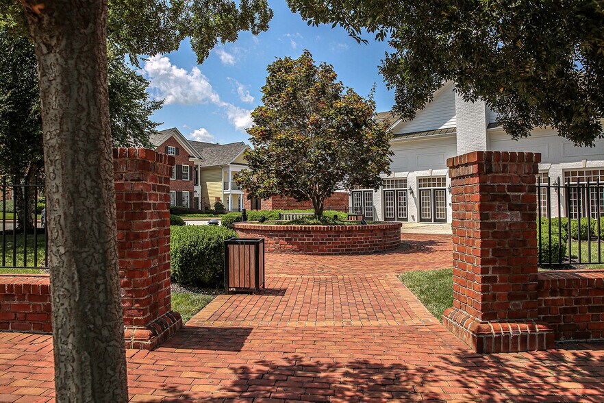 Building Photo - 1114 Hyde Ln