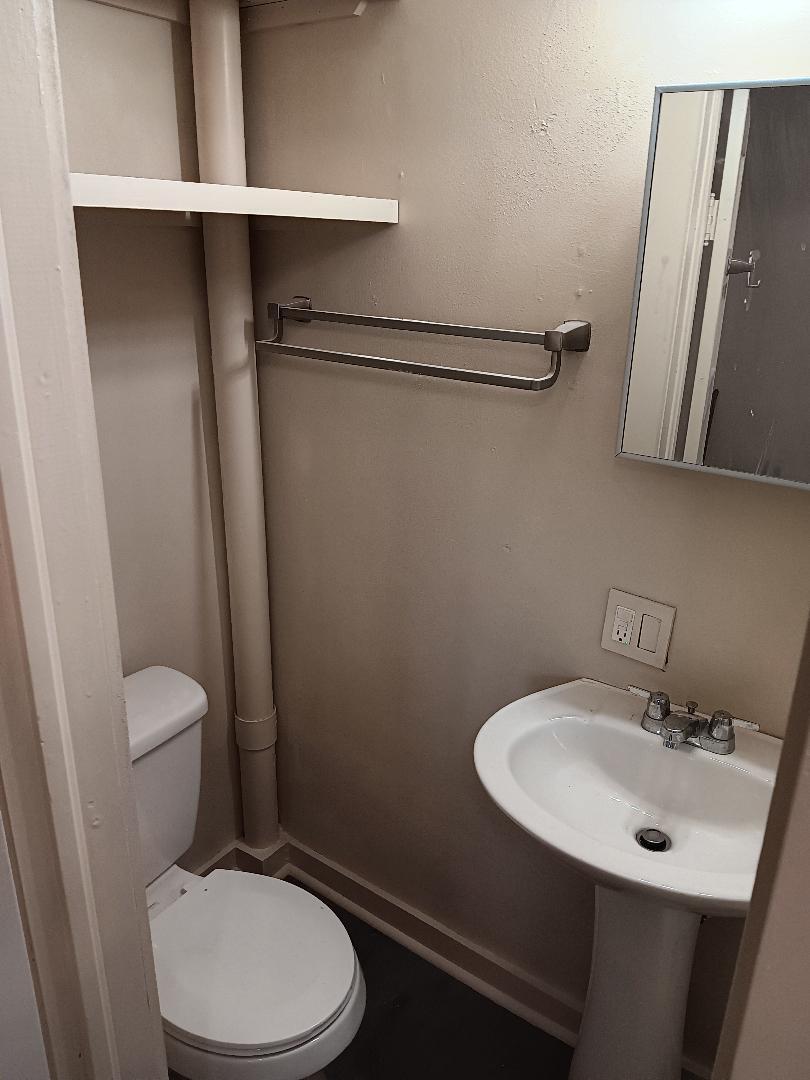 Building Photo - 112 E Nelson St