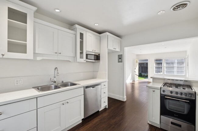 Building Photo - 2000 Clay St