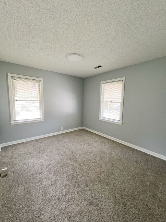 Building Photo - SEE IT NOW: Cozy 2-Bed, 1-Bath Ranch in Qu...