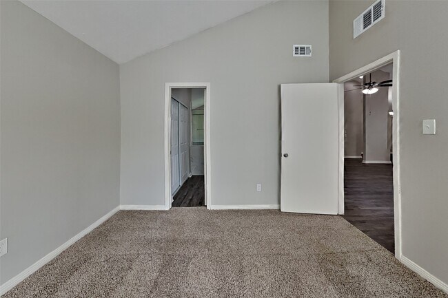 Building Photo - 6823 Heather Hollow Dr