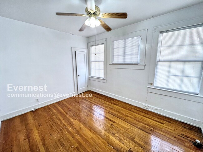 Building Photo - 904 3rd St W