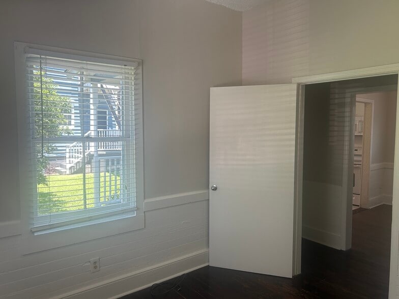 Building Photo - 520 E Hall Ln