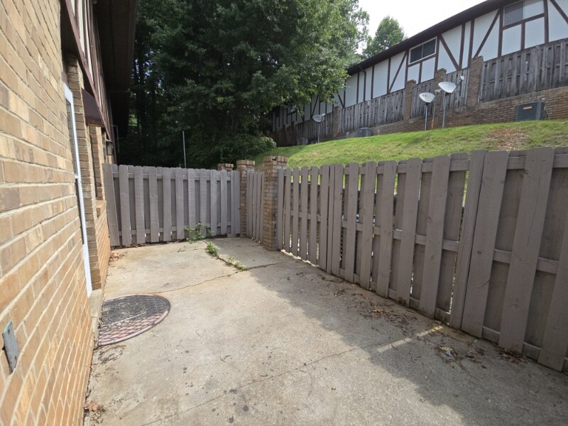 Building Photo - 2946 N Dekalb Dr