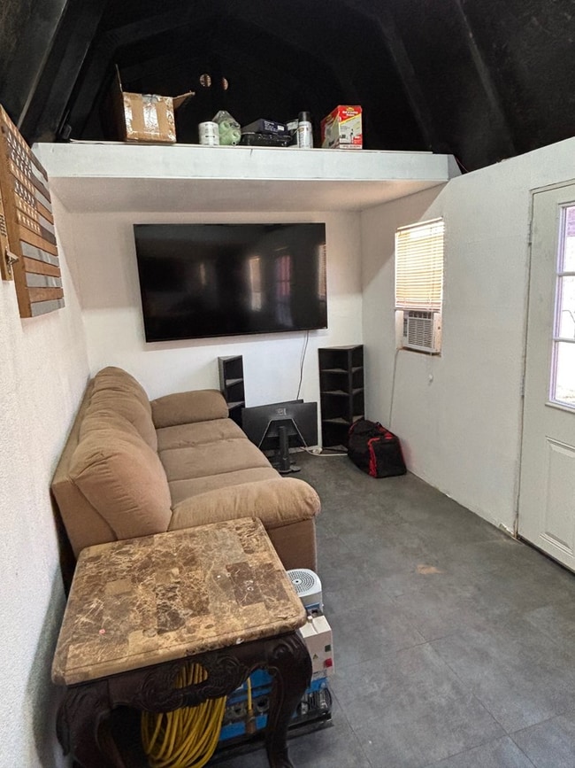 Building Photo - 420 E 98th St