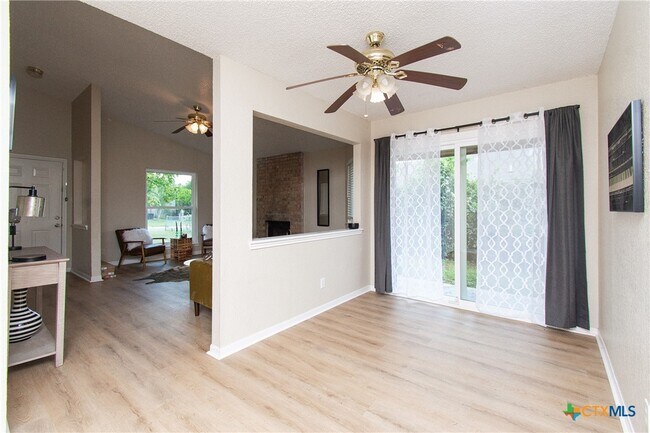 Building Photo - 2210 Carousel Dr