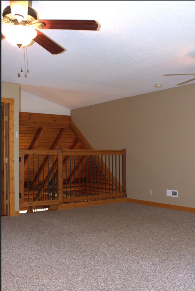 Building Photo - 3 Bedroom 2 bathroom with bonus room log cabin