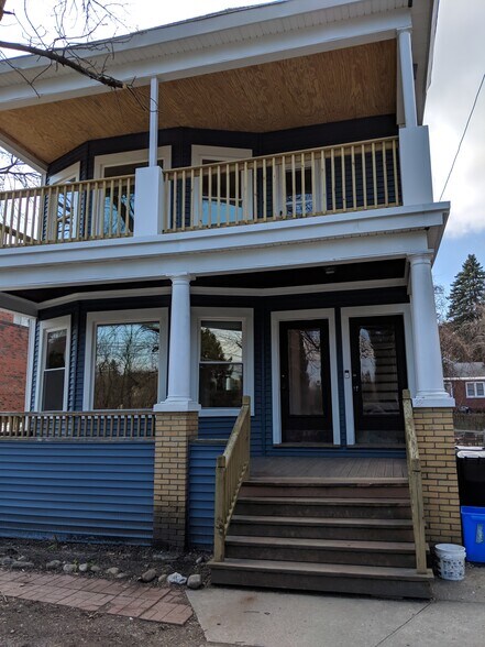 Outdoor View, 1st floor has left door - 32 Pawling Avenue