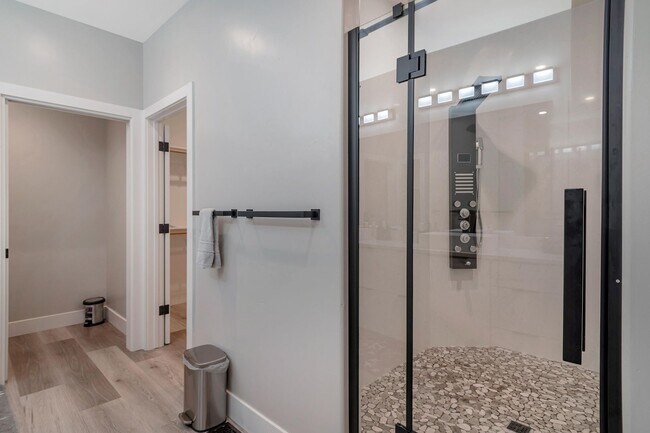Building Photo - Fully Furnished 3BD/2BA Home with Solar – ...