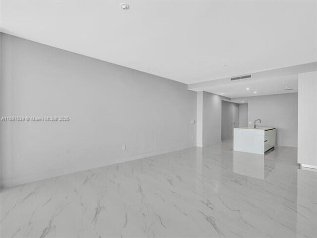 Building Photo - 700 NE 24th St