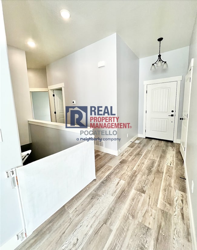 Building Photo - "AMAZING NEW HOME FOR RENT" 3 Bed 2 Bath - 2 Car Garage