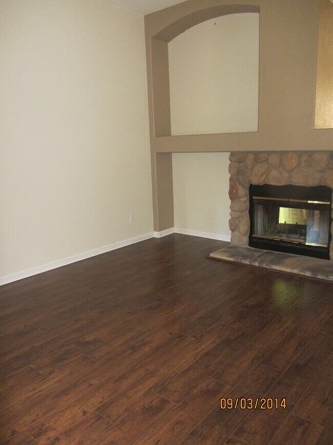 Building Photo - 858 Laurel Dr
