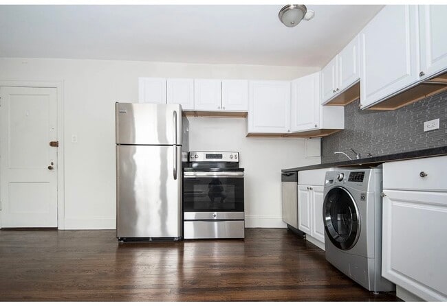 Building Photo - 3345 N Marshfield Ave