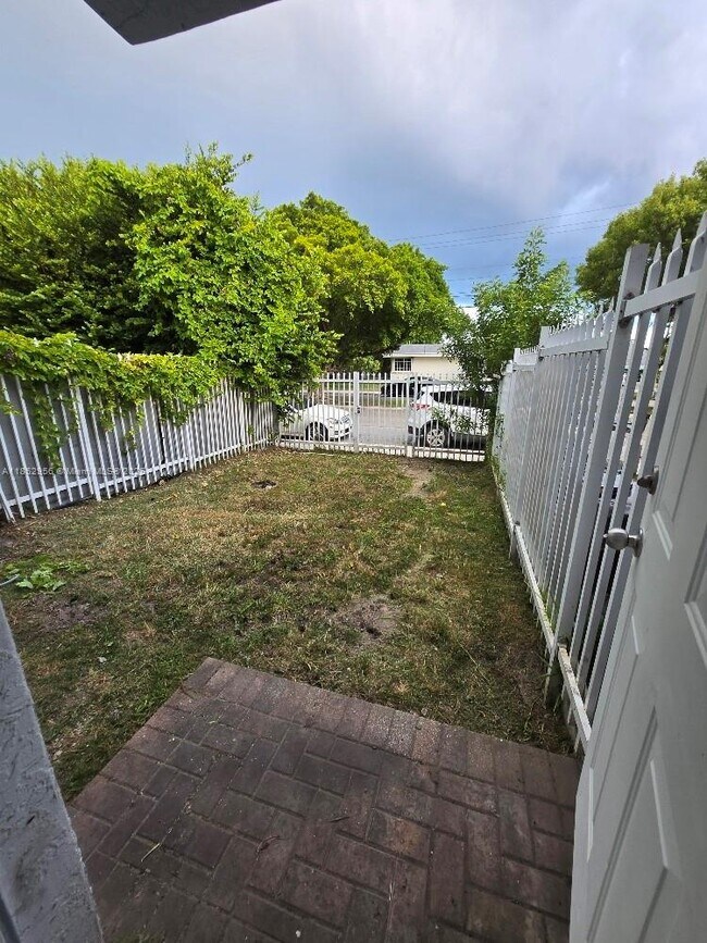 Building Photo - 1701 N Treasure Dr
