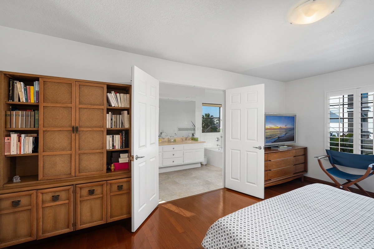 Master Bed Room - 432 S Hamel Rd