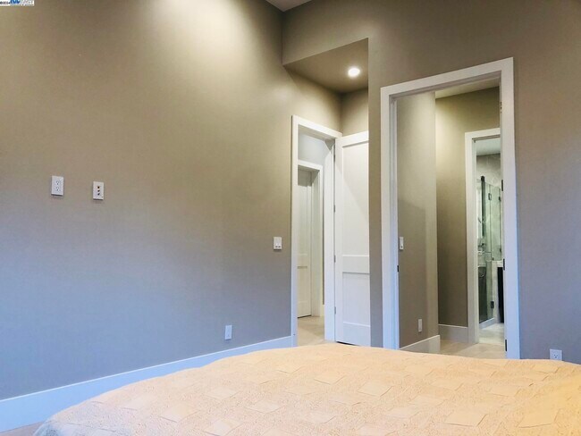 Building Photo - 466-4B1 Ruthven,Palo Alto CA 94301