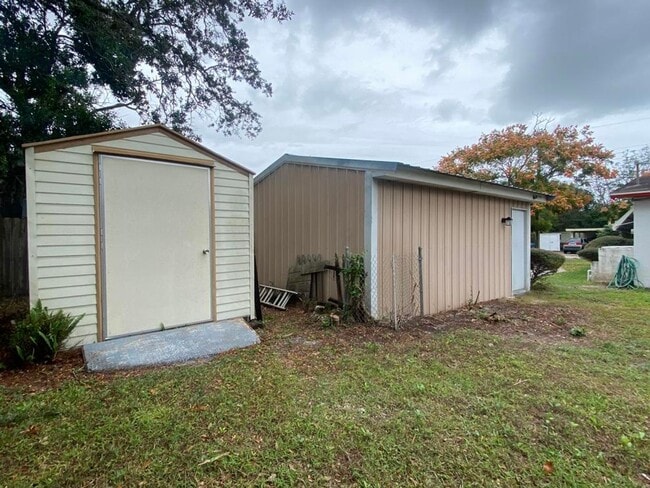 Building Photo - 2/1 plus bonus room in Holly Hill