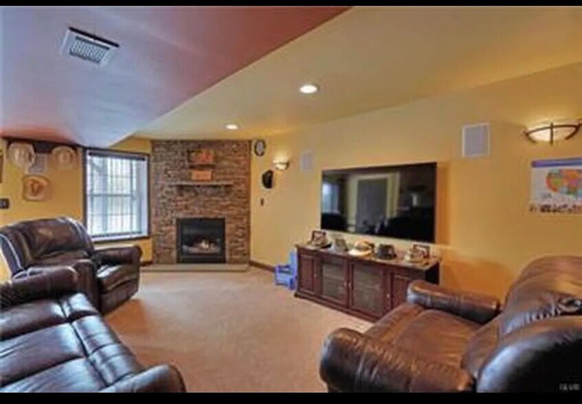 Building Photo - 1020 Vanguard Dr