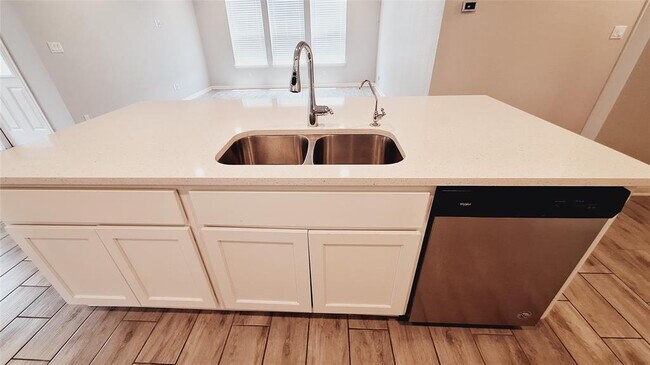 Building Photo - 124 Peruvian Ln