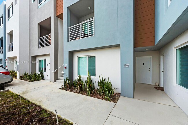 Building Photo - Distinctive 3-Bedroom Garden Villa in Aven...