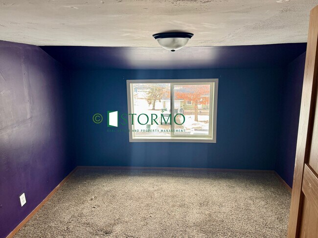 Building Photo - 626 Oak St NE