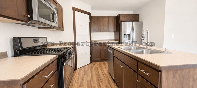 Building Photo - *** Modern *** 3 Bed 2.5 Bath Townhouse