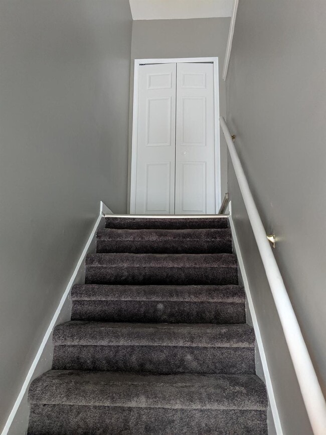 Building Photo - Clean 2 Bedroom Upper Condo w/ Updated Flo...