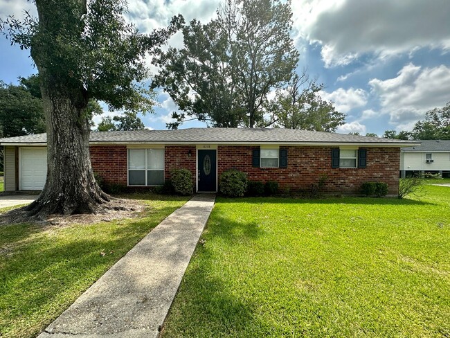 Primary Photo - Beautiful Brick 3 Bedroom home off Hwy 22 ...