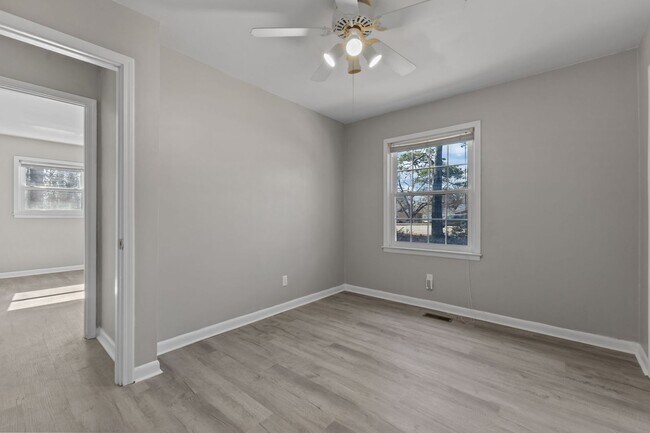Building Photo - Welcome to the 3 Bed 2 Bath in Fayetteville