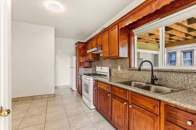 Building Photo - Newly Remodeled 4-Bedroom Oakland Duplex with Gated Parking