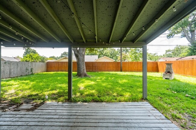 Building Photo - 4915 Hialeah Dr