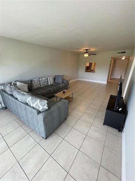 Building Photo - 3100 N Palm Aire Dr