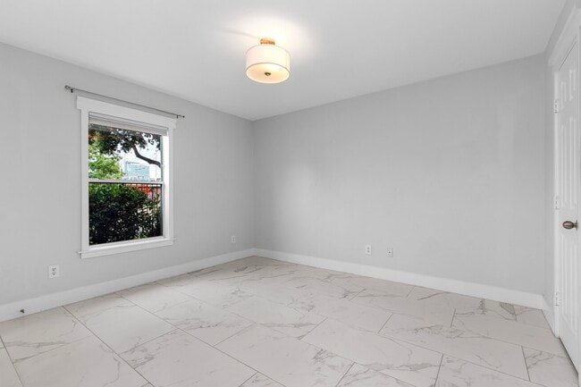 Building Photo - 1213 Nagle St