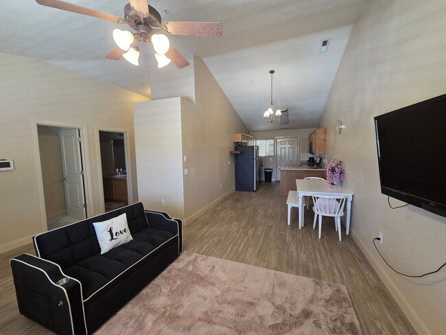 Building Photo - FURNISHED Famale Roomate Opportunity
