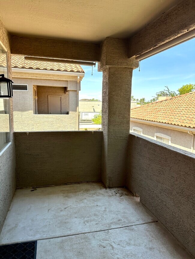 Building Photo - Stunning and spacious Portofino condo at Lakewood.