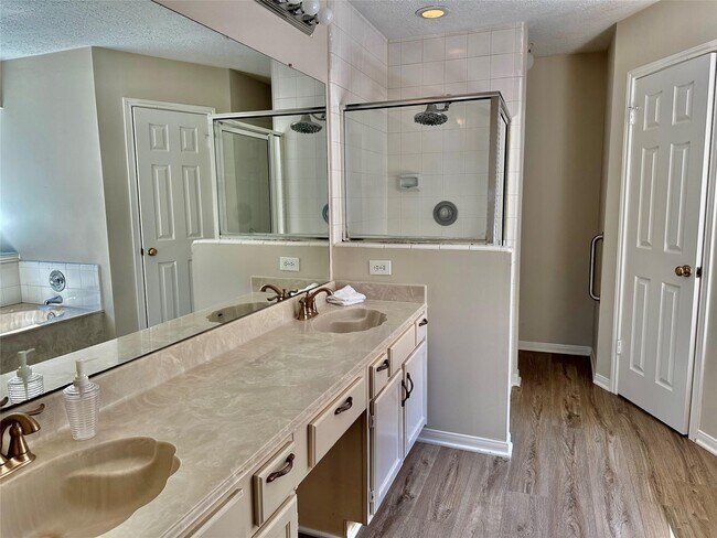 Building Photo - 7114 River Ml Dr