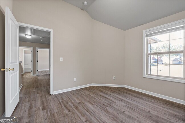 Building Photo - 475 Louise Way