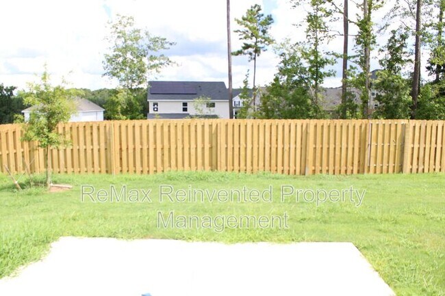 Building Photo - 921 Holbrook Dr