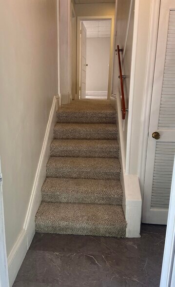 Entry - 432 Roanoke Blvd